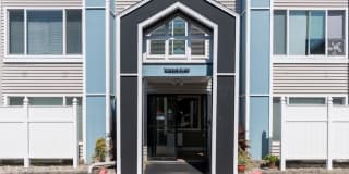*** RENT SPECIAL 50% off MAY RENT*** Beautiful & Spacious Condo in the Heart of Tacoma Gallery 1