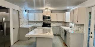Updated 3bd/2BA South Suburbs Home with RV Parking, Large Yard & Garage Gallery 1