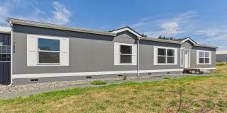 Large Spacious 5 Bedroom House with Fenced Yard Gallery 1