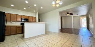 Eastside (Stella and Kolb) 4 bedroom  2 bath house with 2 car garage near Lakeside Park! Gallery 4