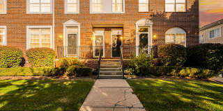 Available now!!Welcome to this charming 2-bedroom, 2-bathroom Condo in Sterling Heights, MI. Gallery 1