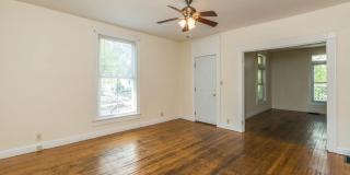 311 E 11th - 5Bed/2Bath - Onsite Parking Available! Gallery 13