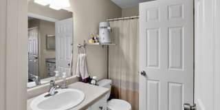 Spacious 2BR Condo Finished Basement in Aurora Gallery 18
