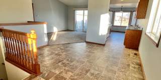 Spacious 4 Bed/3 Bath Twinhome in Brandon! Gallery 1