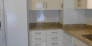 Huge 4 bedroom unit with A/C,  in-unit laundry and parking in Oak Square! Gallery 19