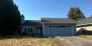 Spacious 3 Bedroom Home with Fenced Yard & Oversized Garage in Eugene Gallery 1
