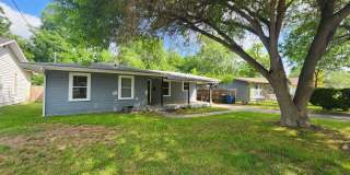 Live in the Heart of Downtown New Braunfels / Covered Front Porch / Carport & Storage / NBISD Gallery 3