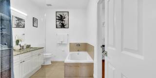 Spacious & Fully Renovated Townhome in East Hollywood – Prime Location! Gallery 23