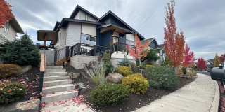 FULLY FURNISHED ALL-INCLUSIVE STUNNING HOME FOR RENT 3 bed, 2 bath, with garage. Gallery 1