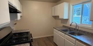 2.2. miles to Sky Lakes Medical Center and Oregon Institute of Technology, 2bdrm 1 bath duplex Gallery 1