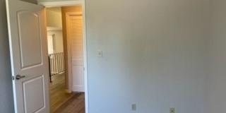 -Spacious 4 Bed 2.5 Bath, House, with Hew Hardwood Floors throughout - Gallery 23