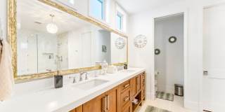 Gorgeous 3 bed 3.5 bathroom home available month to month in the highly desired city of Corona Del Mar. Gallery 37