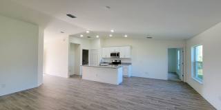 Charming & Modern 4 Bed 2 Bath with Screened Lanai Gallery 6