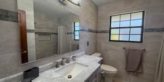 Beautiful 3 bedroom 2.5 bathroom pool home Gallery 18