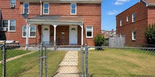 Charming Townhome with Private Deck & Fenced Yard Gallery 1