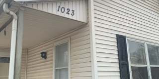 3 BR House, entire 2nd floor 1 huge bedroom! Gallery 1