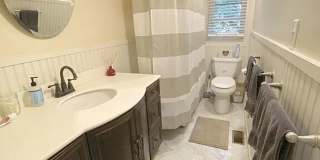 Nicely updated 3 bed unit with in unit laundry! Gallery 18