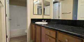 MELROSE DISTRICT CONDO WITH HUGE MOVE-IN SPECIAL – HALF OFF FIRST & SECOND MONTH’S RENT! Gallery 30