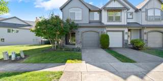 Bright Damascus Townhome with Fireplace, Garage & Private Patio Gallery 1