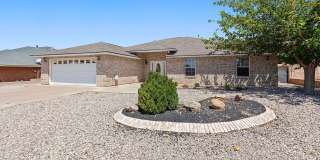 Roomy 4 Bedroom Home near Golf Course Gallery 1