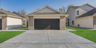 Beautiful 4 Bedroom 2 Bathroom Home - Edgewater Gallery 1