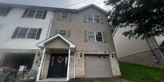 3 Br/2.5 Bath Townhouse - Located near Ruby Memorial Hospital - Available Now Gallery 1