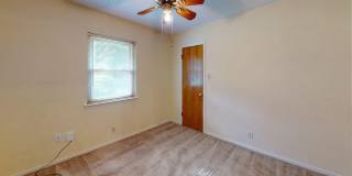 Spacious 3 Bedroom Home with Sunroom & Large Backyard Gallery 23