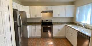 Adorable 3 bedroom / 2.5 bath town home with newly remodeled kitchen! Gallery 5