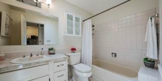 Boutique Condo with Stunning Views of Elliot Bay! Gallery 13