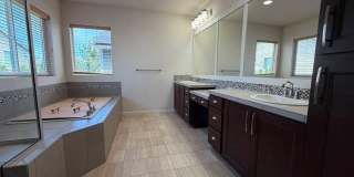 Spacious 4-Bed Home with Loft & Covered Patio in North Creek Gallery 20