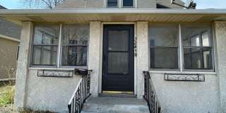 Charming 2 Bed/1 Bath + Den for Rent! Gallery 1