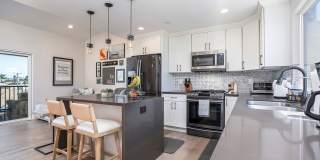 Beautiful 3 bed 2.5 baths "fully furnished" townhouse in the charming neighborhood of University Heights. Gallery 13