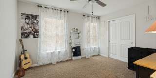 BEAUTIFUL 4-BEDROOM HOME IN NORTHEAST CROSSING Gallery 18