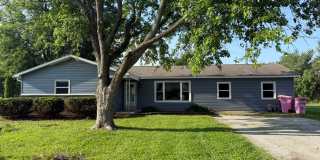 Beautiful Southside Country Home with Large Yard Gallery 1