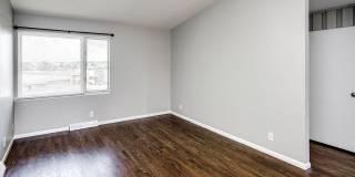 Top-Floor 2-Bedroom Apartment with Vaulted Ceilings! Gallery 3