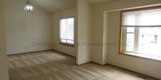 Spacious 3 Bedroom House on the West Side with Mountain Views Gallery 3