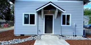 New 2 Bed, 2 Bath House with Washer and Dryer Gallery 1