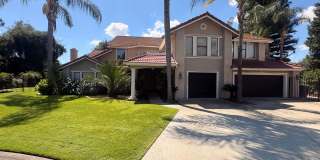Elegant 4 Bedroom Home in The Lakes Gallery 3