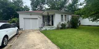 Three Bedroom Home with Privacy Fenced Yard Gallery 1