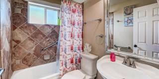 Huge room in a large shared home, private bathroom, great neighborhood, friendly roommates! Gallery 29