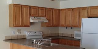 Remodeled Lagoon Townhome - 1 Bedroom + Den/2 Bath w/Clubhouse & Underground Parking Gallery 1