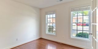 Lovely Townhome Conveniently Located! Gallery 4