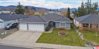 Beautiful SW Medford home in quiet neighborhood 3 car garage Gallery 1