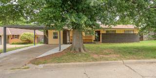 1021 West Woodcrest Drive Gallery 1