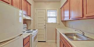 Historic Charm Meets Modern Comfort at Old English Court Gallery 1