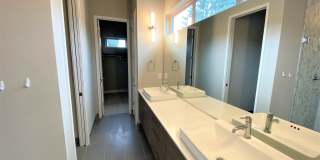 Modern 4BR Townhome in Prime Bellevue | AC | Bellevue Schools | Minutes to Microsoft Gallery 24