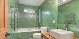 4 bedroom / 2 car garage / small dog on approval Gallery 11