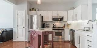 Beautiful & Comfortable 3 Bed 4 Bath End Unit Gallery 6