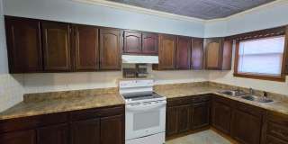 2-bedroom Bungalow with Spacious Kitchen, Large Covered Porch and Large Garage Gallery 1