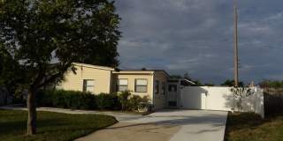 Cute 2 Bedroom 1 Bath with huge Screen Porch Gallery 4